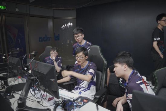 BLG逆转战胜TES获2025年LPL夏季总决赛冠军